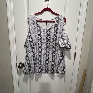Allegrace Womens 2X Grey Snakeskin Cold Shoulder V-Neck Short Sleeve Top Blouse